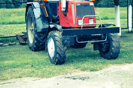 大型专业农机械建筑运输拖拉机和带胎面的大轮子图片