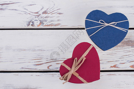 带复制空间的心形礼盒带有文本空间的老式木制背景上的情人节日礼品图片