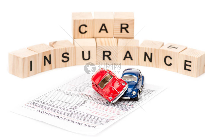 玩具汽车带有字母和保险证书的木制块图片