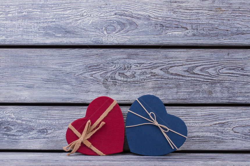 节日贺卡与心形礼品盒与五颜六色的礼物盒的浪漫背景图片
