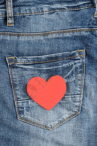 牛仔裤口袋里的红心图片