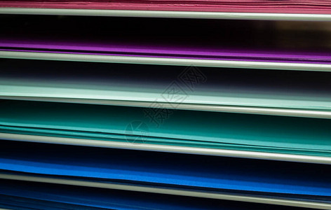 彩色纸堆成粉红色紫色和蓝图片