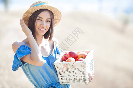 夏天背景的可爱的少妇微笑的女肖像美丽的女士在图片