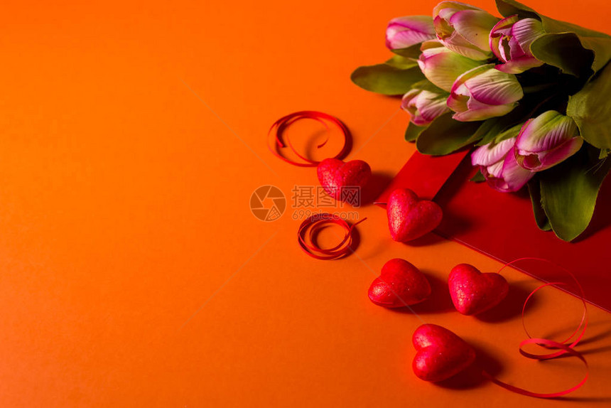 情人节浪漫抽象的讽刺心和彩带背景红橙色背景图片
