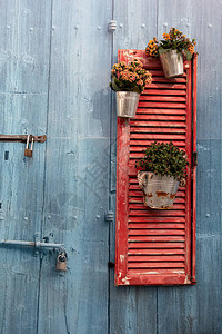 红窗木板配有花盆装饰图片