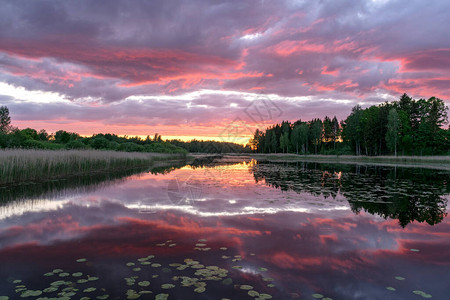 日落的云在湖面平静的镜像水中反映出来图片