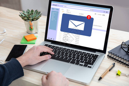 电子邮件通知概念使用电脑笔记本电脑的人屏幕上的一条新收件箱电子邮件商图片