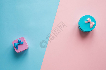 粉色背景上的顶视图蓝色礼盒和蓝色背景上的粉色礼盒图片