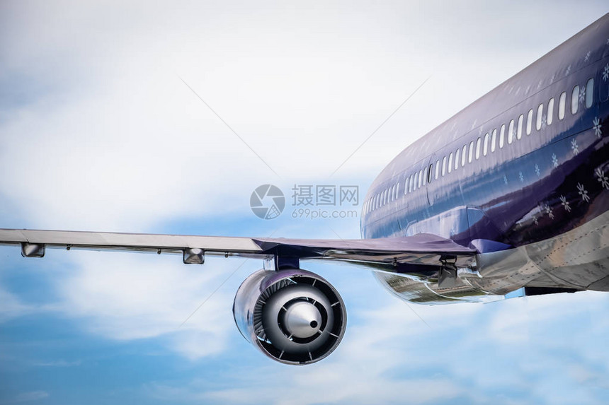 飞机在天上飞从飞机上看海陆交通和旅行文本的图片