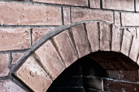 旧壁炉由红砖制成拱形紧图片