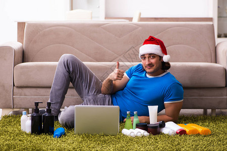 青年在网络营销和圣诞节概念中图片