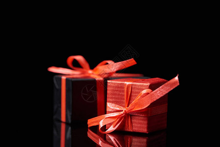 黑色和红色装饰礼品的选择焦点背景图片