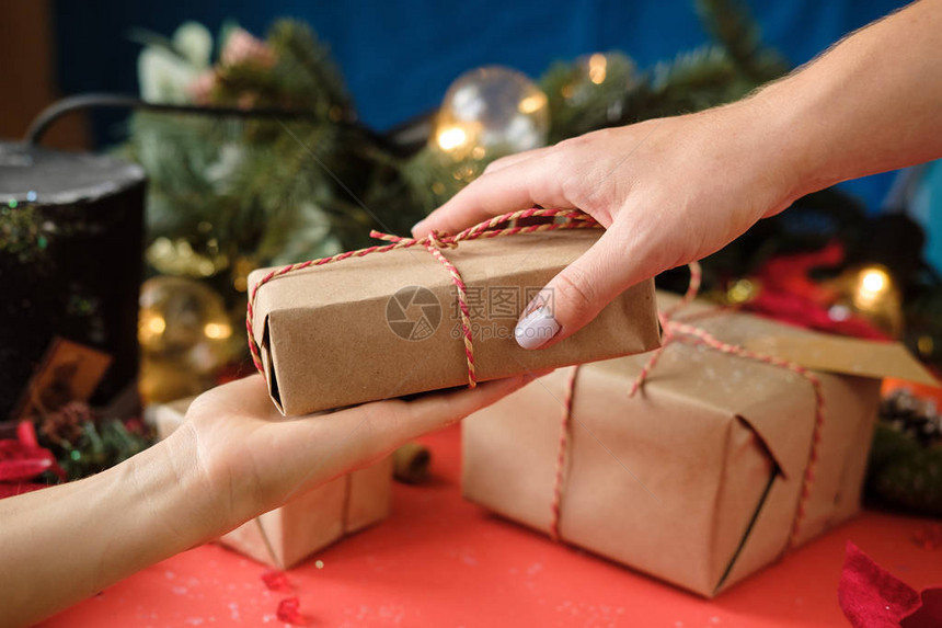 女用手送礼物过冬假期圣诞节购物节日准备捐赠概念近距离接近wwworgwo图片