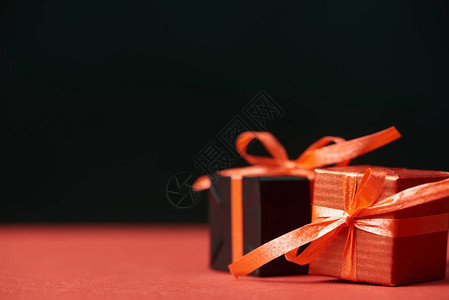 黑色背景上的黑红包装礼物图片