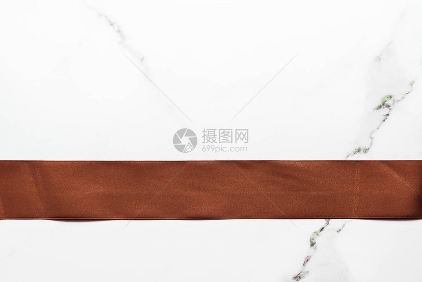 假日礼品装饰和销售促销概念大理石背景上的巧克力棕图片