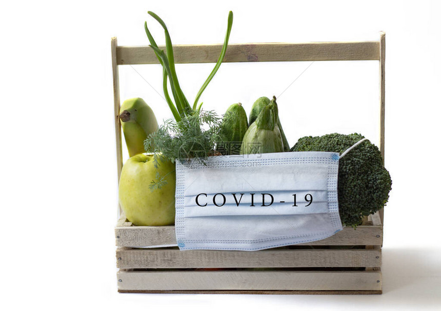 自产蔬菜新鲜的有机蔬菜花园里的蔬菜五颜六色的蔬菜健康的蔬菜一盒蔬菜肉碱隔离图片