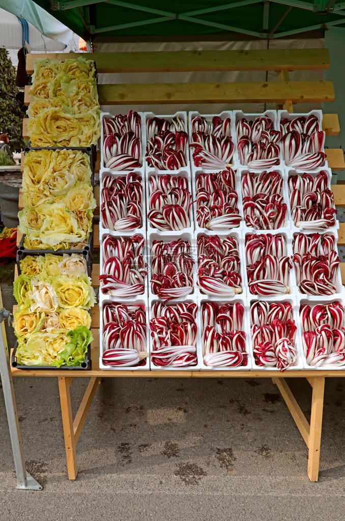 冬季意大利北部市场销售的意大利语红图片