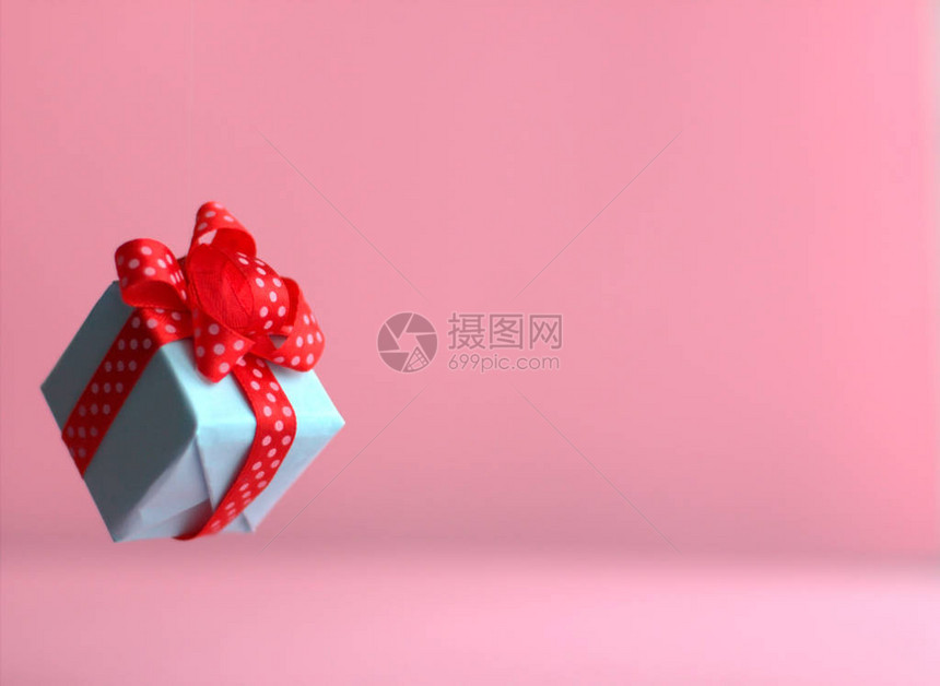 红丝带时尚粉红色背景的礼品盒零重力悬浮复制空间概念销售折扣价图片