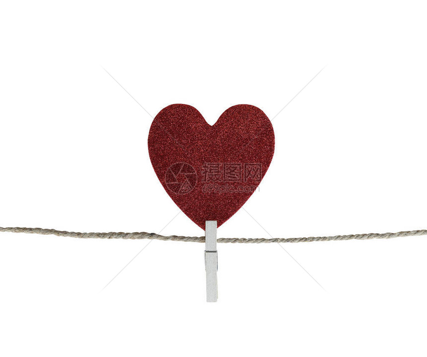 红色的心挂在一条被孤立在白色背景上的草绳上图片