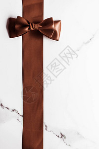 假日礼品装饰和销售促销概念大理石背景上的巧克力棕背景图片