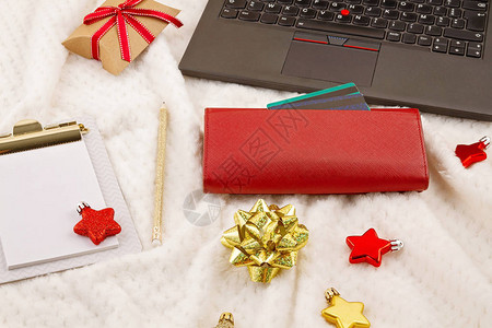 笔记本电脑信用卡钱包和圣诞节装饰在线圣诞购物购背景图片