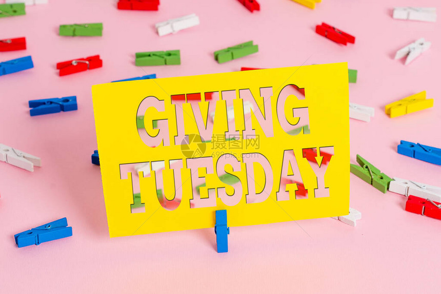 给Hashtag积极活动国际慈善日的商业照片文本彩色衣物纸空白提醒粉红色地板背景办公室针头info图片