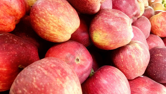 在收割季节将新摘的红蜂脆苹果背景放在市场或集市供图片
