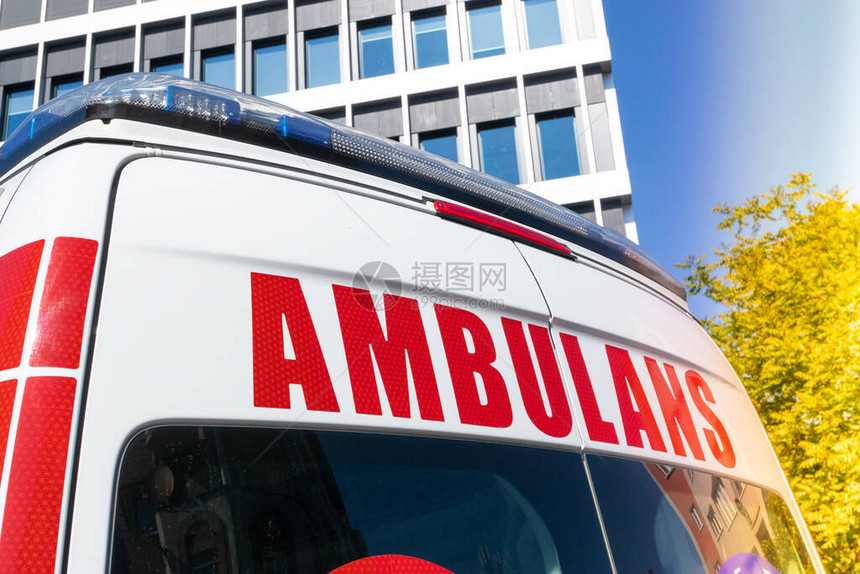 在信号上救护车快速帮助拯救健康和生命图片