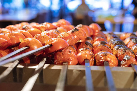 烤架上的烤西红柿番茄烤羊肉串素食烤肉串图片