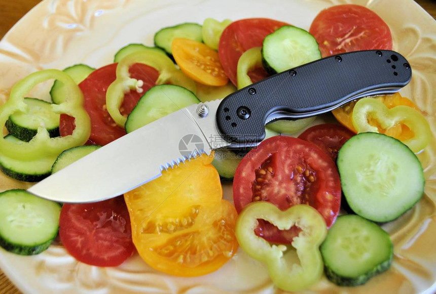 折叠刀不锈钢刀片黑柄新鲜有机天然产品长寿黄瓜西红柿胡椒美食图片