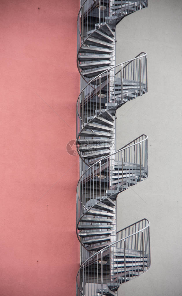螺旋楼梯作为紧急出口在房子的门外图片