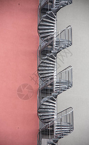 螺旋楼梯作为紧急出口在房子的门外图片