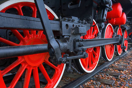 黑色火车头的红色车轮在铁路上破图片