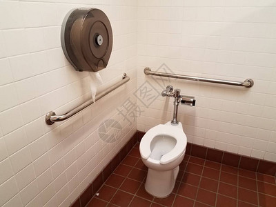 浴室或厕所的红色平方地板瓷砖图片