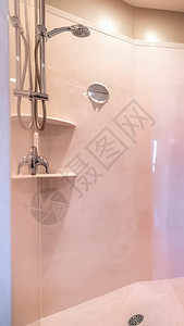 垂直淋浴区域有不锈钢淋浴头砖壁窗帘镜和架子亮红色毛巾挂在图片