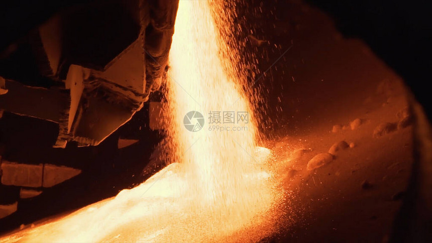 熔炉中的原料影视素材工业炉中流淌出的明亮熔融物图片