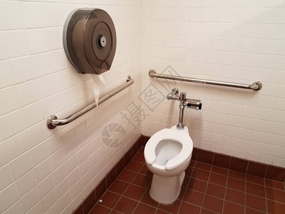 浴室或厕所的红色平方地板瓷砖图片