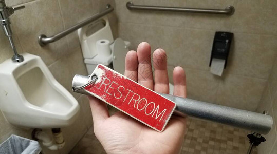 厕所内部的红洗手间钥图片