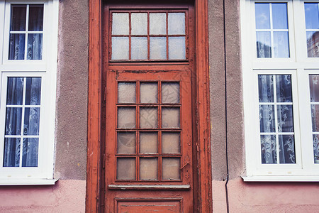 波兰的带窗户的红色复古门图片