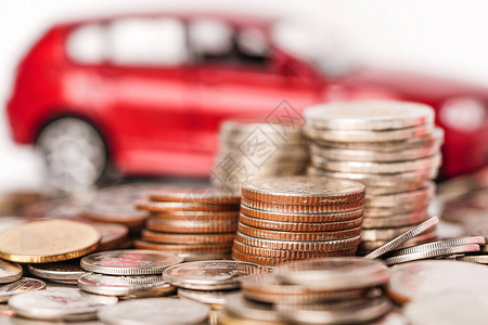 车牌硬币汽车贷款金融储蓄保险和背景图片