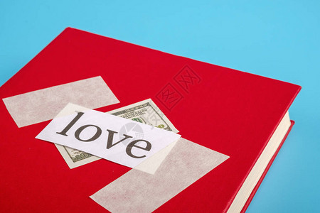 题字钱下的红书上的题字爱钱题字爱上一本红皮书下图片