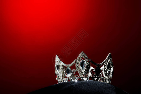 环球小姐选美世界大赛银钻冠在黑色枕头上闪发光高清图片