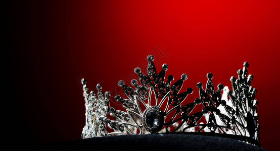 环球小姐选美世界大赛银钻冠在黑色枕头上闪发光高清图片