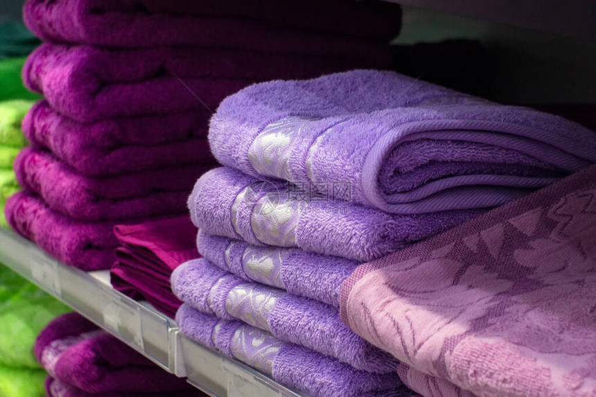 商店架子上的彩色紫毛巾关闭有图片