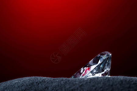 环球小姐选美世界大赛的大玻璃钻石在黑色枕头上闪发光背景图片