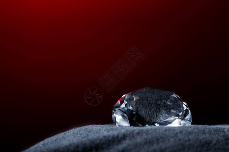 环球小姐选美世界大赛的大玻璃钻石在黑色枕头上闪发光高清图片