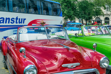 美国红色经典车停在古巴哈瓦图片