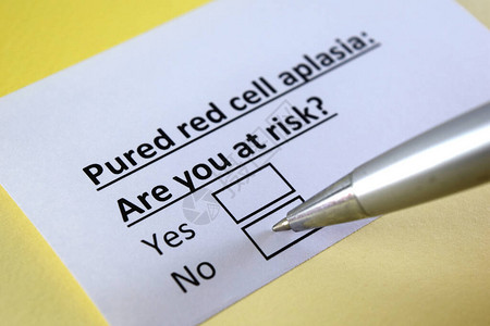 一个人正在回答关于纯红细胞白质的问背景图片