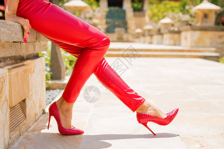 红色皮裤和高跟鞋图片