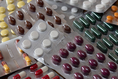 不同种类的药片和泡罩包装中的药丸制药工业和药图片